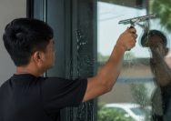 membersihkan kaca