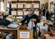 memilah barang untuk disumbangkan