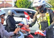 Polresta Palu Bagikan Bendera