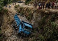 Pengemudi Dump Truck Tewas