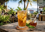 membuat minuman segar