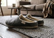 memilih sandal rumah