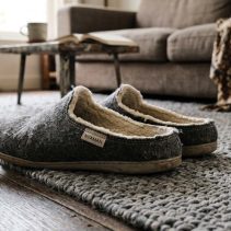 memilih sandal rumah