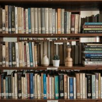 menata koleksi buku