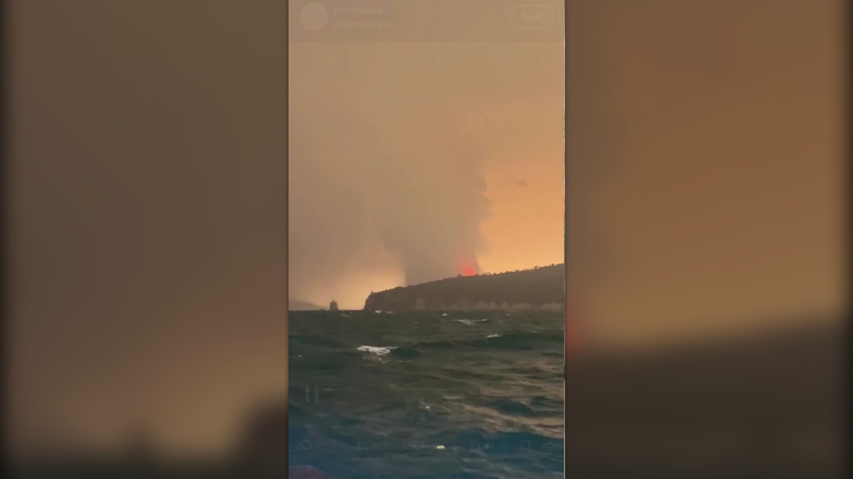Gunung Anak Krakatau Erupsi