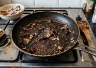 cara menghilangkan kerak teflon