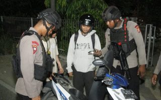 Brimob periksa kendaraan